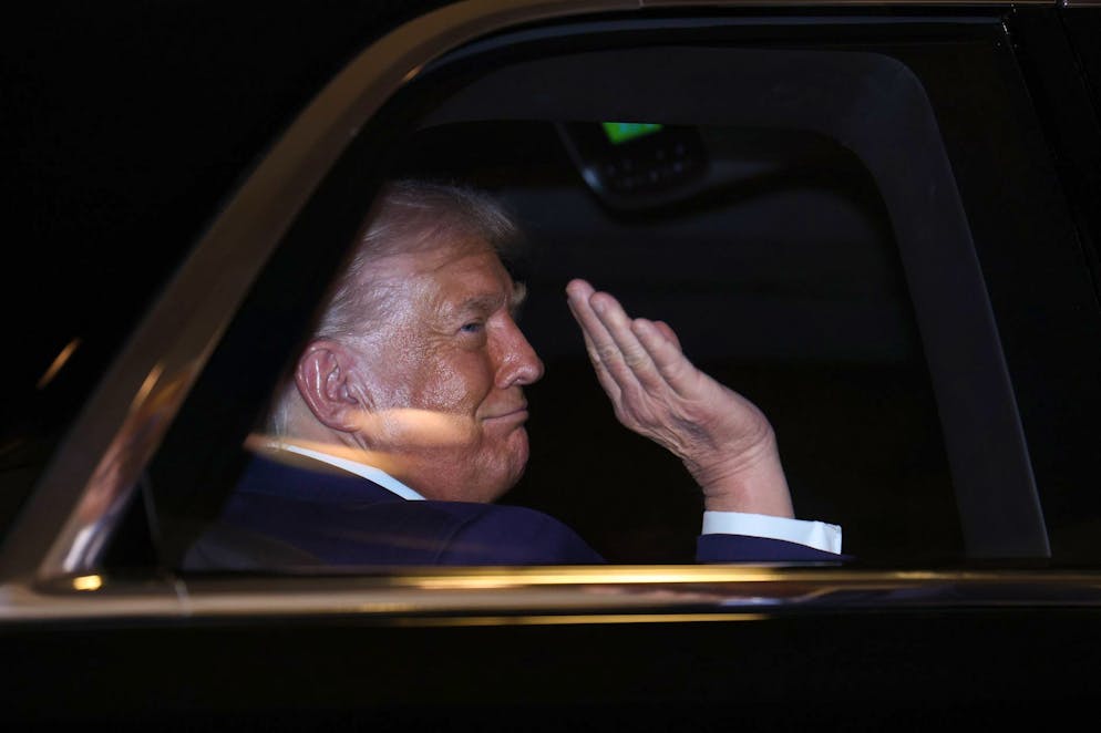 Donald Trump sulla limousine che lo ha portato al Palazzo imperiale di Tokyo.