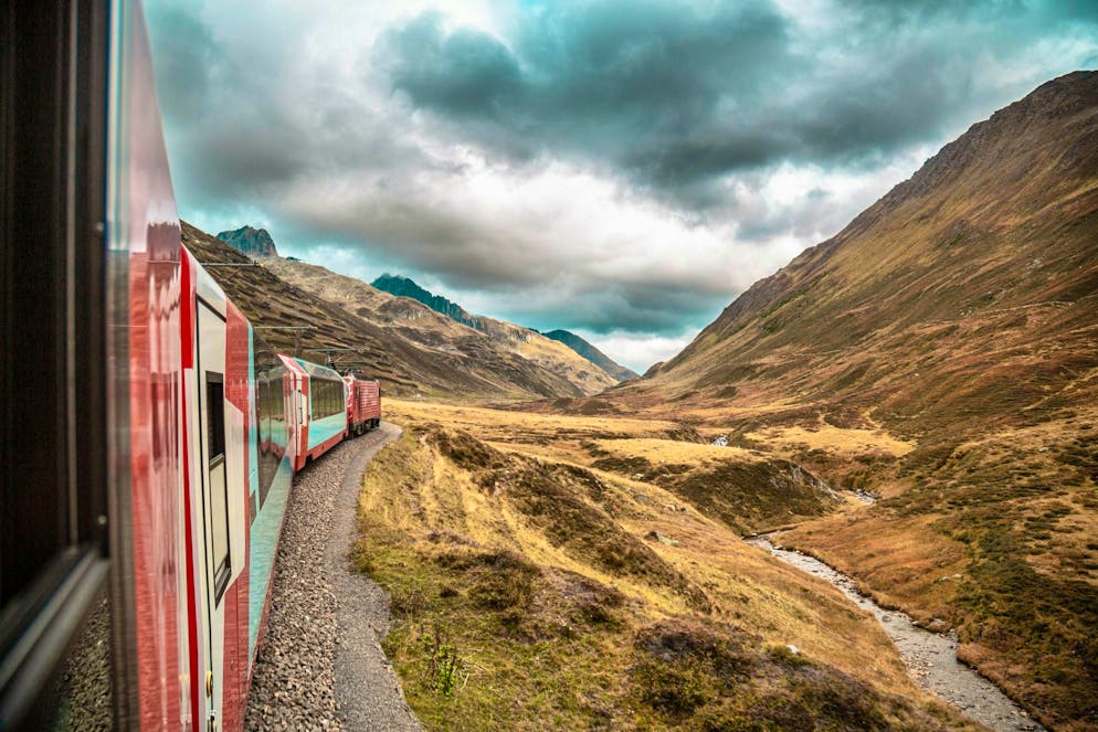 Zermatt : en harmonie avec la nature. Le voyage durable vers le célèbre village de vacances peut par exemple se faire en Glacier Express.