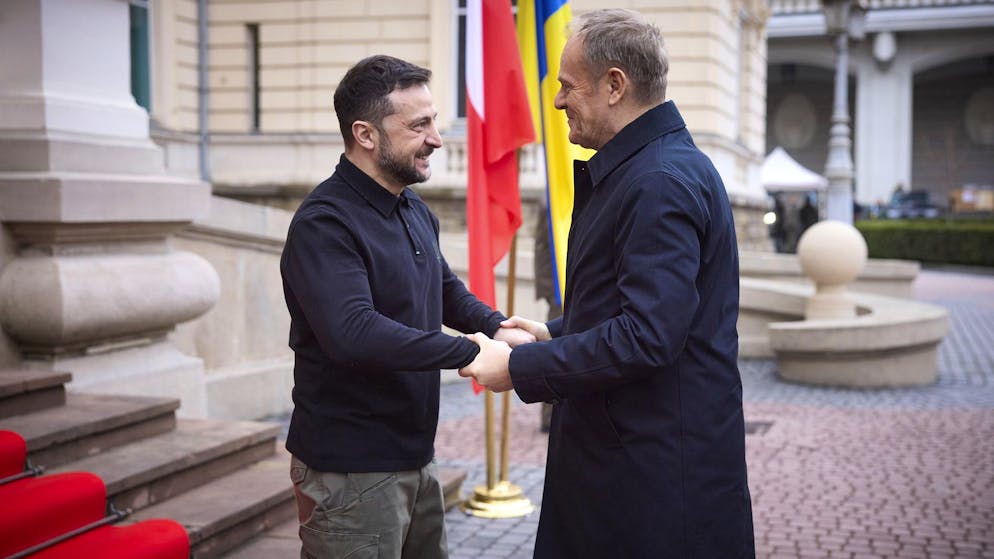 Der polnische Ministerpräsident Donald Tusk (r.) – hier mit seinem ukrainischen Amtskollegen Wolodymyr Selenskyj in Lwiw – glaubt nicht an ein Ende des Krieges in der Ukraine, solange Putin an der Macht ist. (Archivbild)