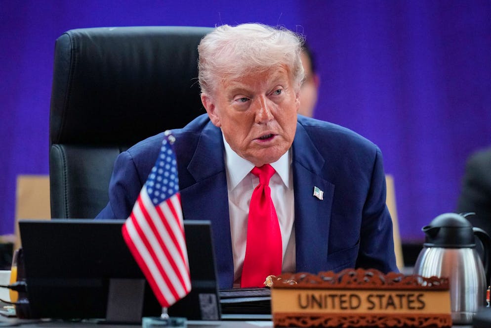 Donald Trump a menacé lundi les contrôleurs aériens qui ont cessé leur activité à cause de la paralysie budgétaire de retenir une partie de leurs salaires s'ils ne revenaient pas «immédiatement» au travail. (Archives)