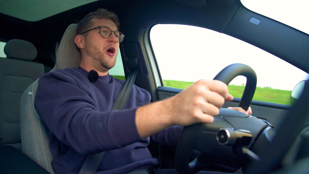 Die Beschleunigung von einem E-Auto überzeugt Dominic gleich von Anfang an.