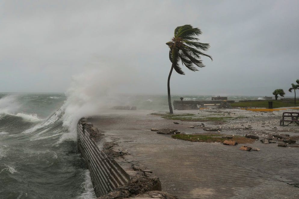 Des vagues s’écrasent sur la côte de Kingston, en Jamaïque, le mardi 28 octobre 2025.