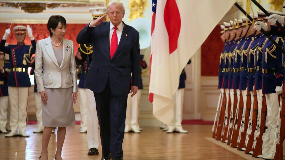 Japans neue Premierministerin Sanae Takaichi (l.) und US-Präsident Donald Trump am Dienstag im Palast Akasaka in Tokio.