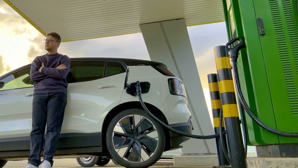 Sich das erste Mal mit dem Laden von einem Elektroauto auseinanderzusetzen, kann überfordern. Dominic musste sich erst mal daran gewöhnen.