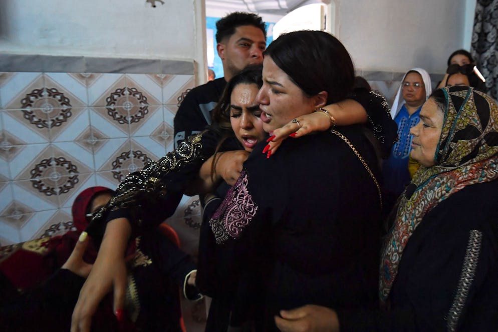 Des proches de Hichem Miraoui, 46 ans, tué le mois dernier dans le sud de la France, pleurent lors de ses funérailles dans la ville centrale tunisienne de Kairouan, le 11 juin 2025.