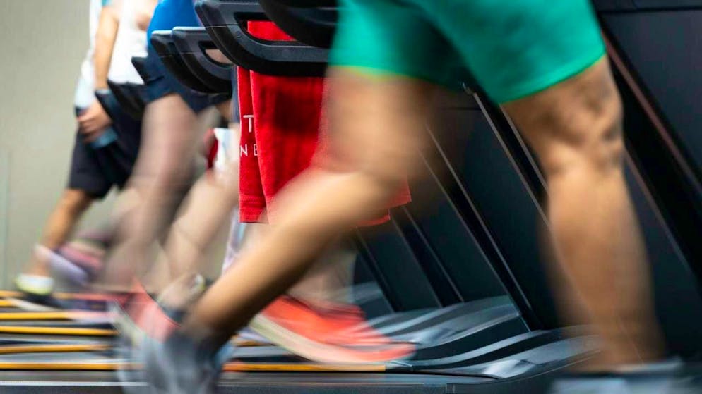 Women are less likely to stick to the recommended time for exercise than men. But when they do, their heart benefits more from it. (symbolic image)