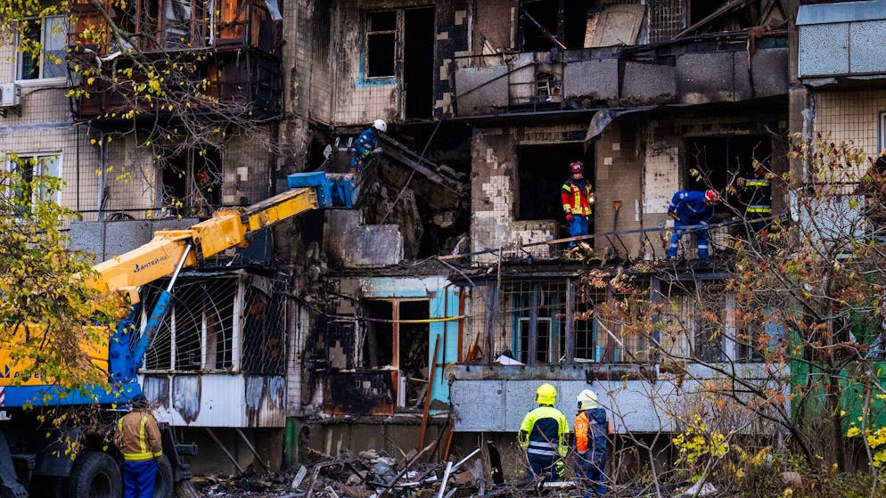 Ein bei einem russischen Drohnenangriff zerstörter Wohnblock in Kiew. (26. Oktober 2025)