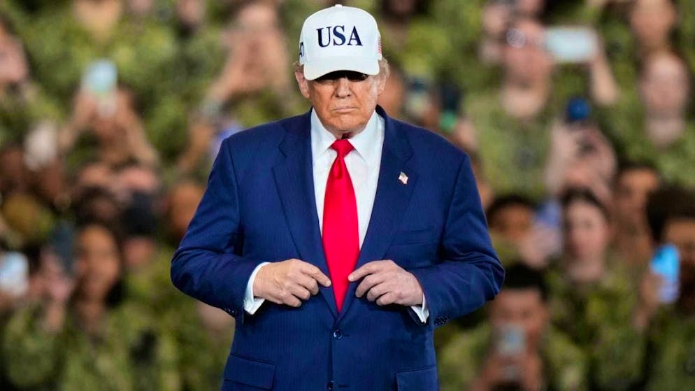 US President Donald Trump meets soldiers and military personnel on the USS George Washington at the US Naval Base Yokosuka. Photo: Eugene Hoshiko/AP/dpa