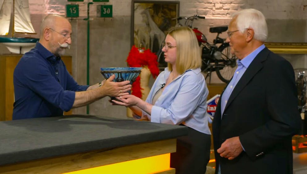 Die Schale wandert wieder nach Hause. Die Verkäufer sind enttäuscht, aber stolz.