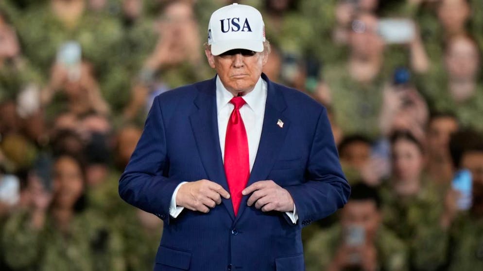US-Präsident Donald Trump trifft Soldaten und Militärangehörige auf der USS George Washington auf dem US-Marine-Stützpunkt Yokosuka. Foto: Eugene Hoshiko/AP/dpa