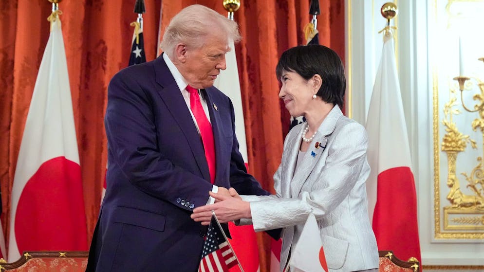 Japans neue Premierministerin Sanae Takaichi (r.) macht es wie die meisten Staatschefs: Sie umgarnt US-Präsident Donald Trump bei seinem Besuch in Tokio am Dienstag.