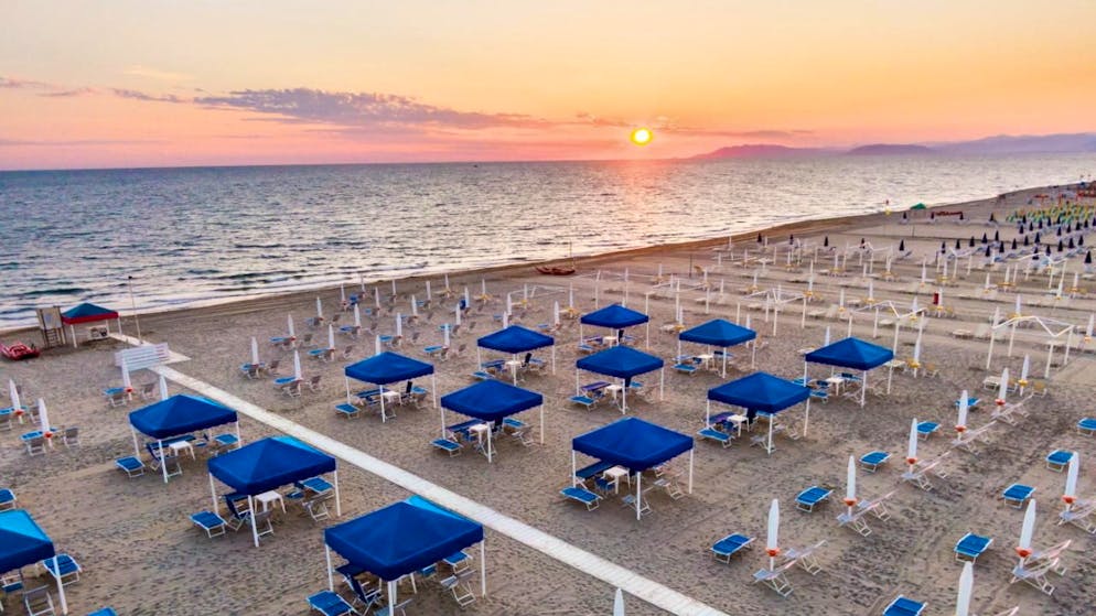 Una spiaggia nei pressi di Viareggio, in Versilia (Toscana)