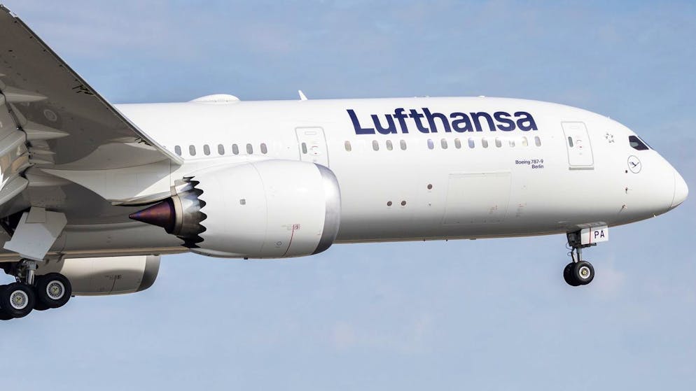 Maschine muss umkehren. Lufthansa-Piloten entdecken in 12'500 Metern Höhe Riss im Fenster