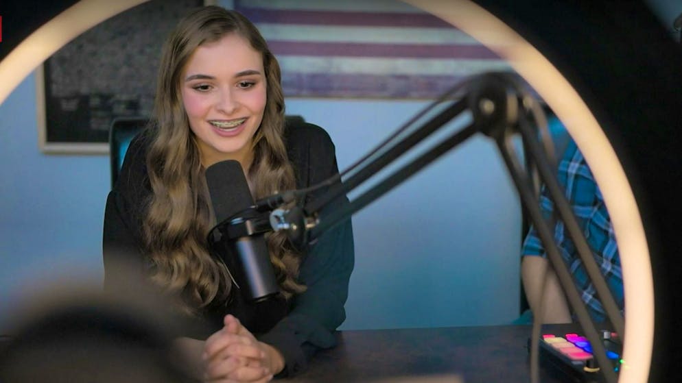 Hannah Faulkner is a face of the ultra-conservative "Turning Point USA" movement: the 16-year-old dreams of a life as a housewife. But before that, she is making a career as a podcaster.
