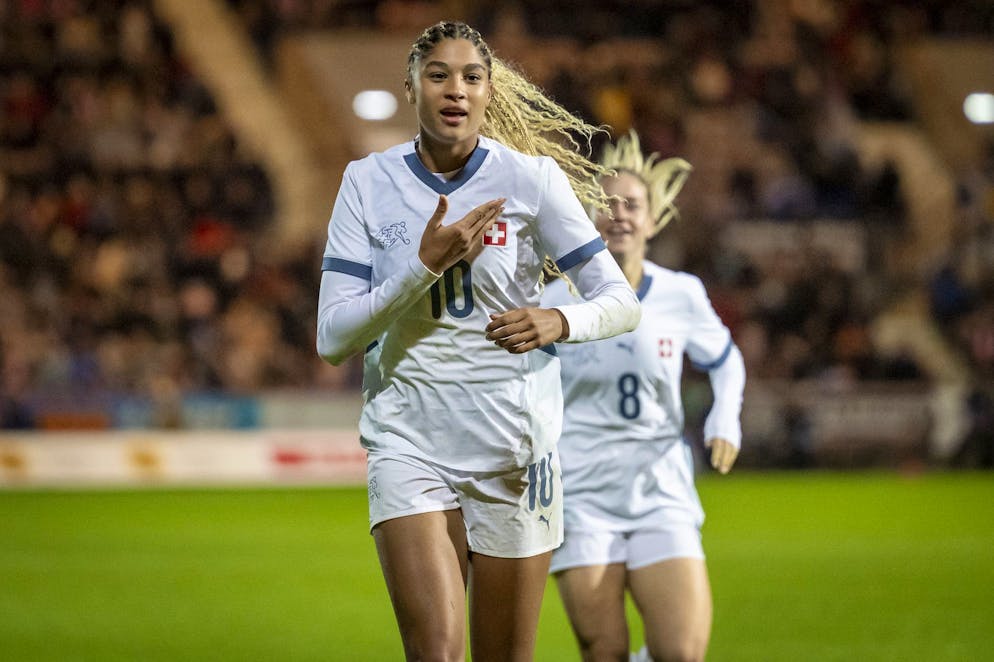Sydney Schertenleib erzielt gegen Schottland ihren ersten Doppelpack in der Nati.