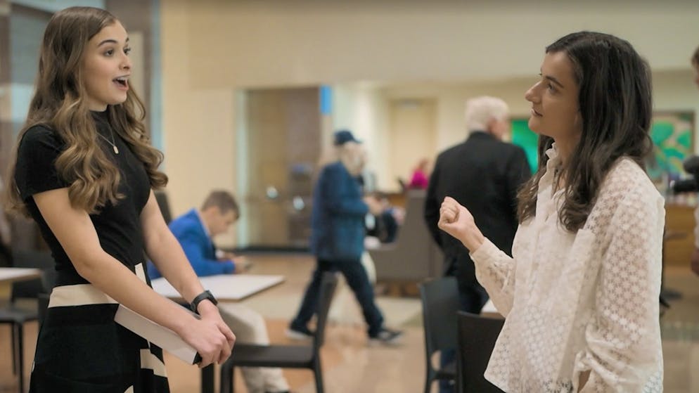 Mit gerade mal 16 Jahren ist sich Hannah Faulkner (links) ziemlich sicher, dass emanzipierte Frauen ziemlich schlecht für die Gesellschaft sind.