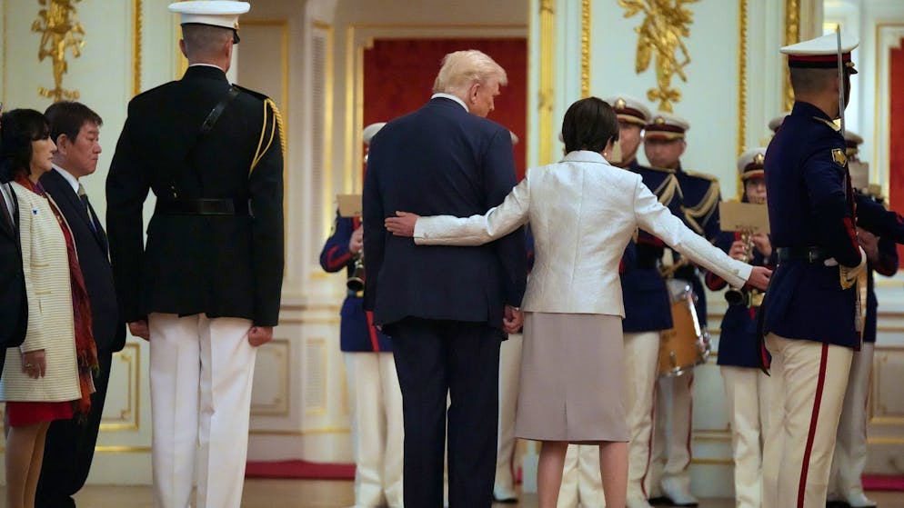 Japans neue Regierungschefin Sanae Takaichi (r.) und US-Präsident Donald Trump am Dienstag im Palast Akasaka in Tokio.