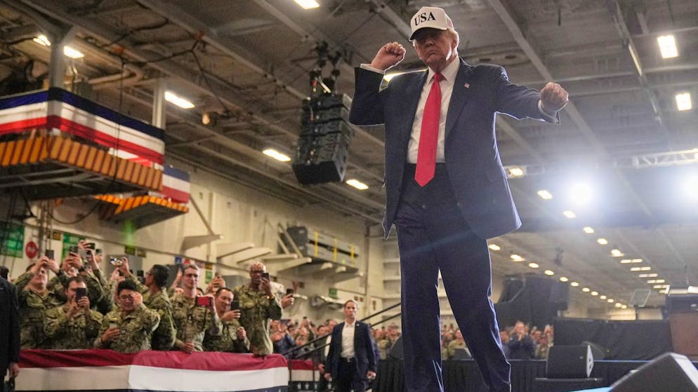US-Präsident Donald Trump verlässt die Bühne, nachdem er am Dienstag, den 28. Oktober 2025, mit Militärangehörigen an Bord der USS George Washington gesprochen hat, einem Flugzeugträger, der an einem US-Marinestützpunkt in Yokosuka südlich von Tokio vor Anker liegt.