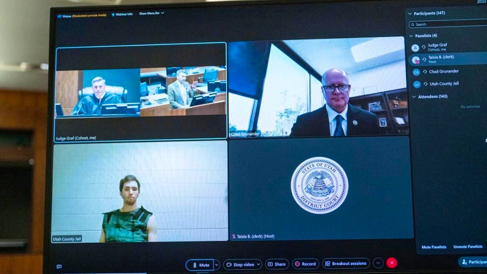 Le suspect a assisté à l'audience lundi en visioconférence depuis sa prison.