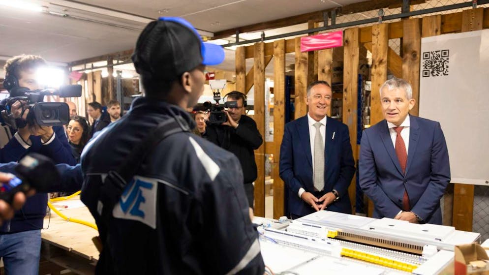 Bundesrat Beat Jans beim Besuch eines Elektrotechnik-Unternehmens in Villars-sur-Glâne, welches Geflüchtete und Zugewanderte während eines Jahres auf eine Berufslehre vorbereitet.