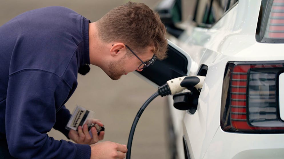 Schon beim Entriegeln des Ladekabels steht Dominic ratlos da.