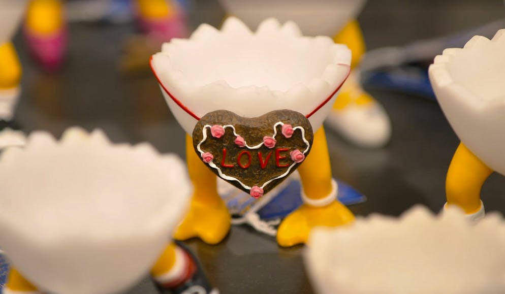 Der Fantasie waren bei der Firma Casablanca wohl kaum Grenzen gesetzt. So gibt es einen «Love»-Eierbecher (Foto), aber auch Figuren wie Gärtner oder Läufer.