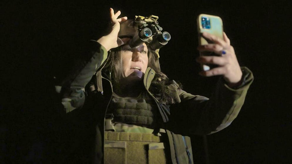 Christie Hutcherson hunts illegal immigrants on the border between the USA and Mexico - and reaches a large audience with her live streams.