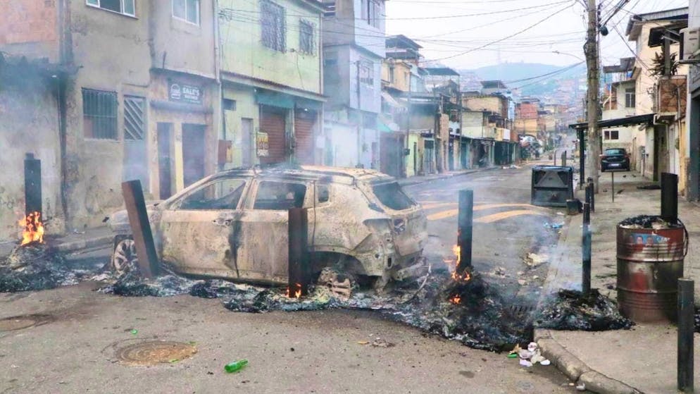 dpatopbilder - A burning car blocks a street in Rio de Janeiro. Photo: Jose Lucena/TheNEWS2 via ZUMA Press Wire/dpa