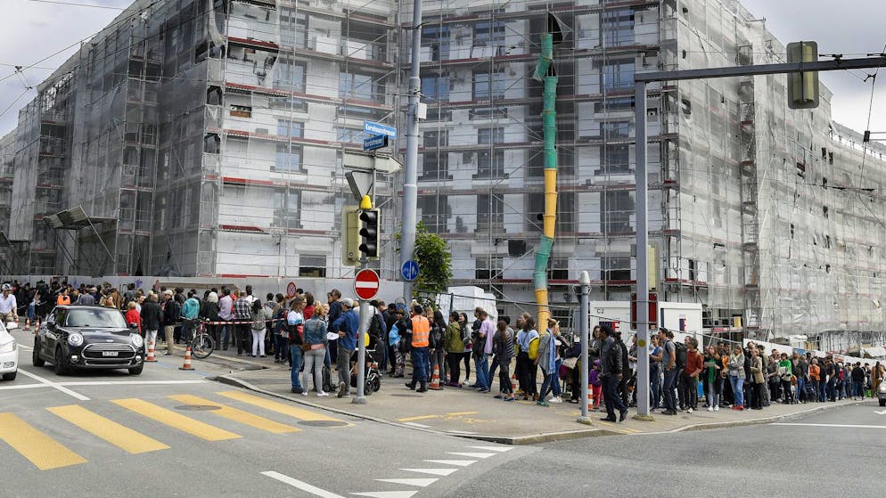 Gigantische Schlange anlässlich der Besichtigung einer Musterwohnung in Zürich: Betrüger im Ausland nutzen die Wohnungsnot in Schweizer Städten schonungslos aus.