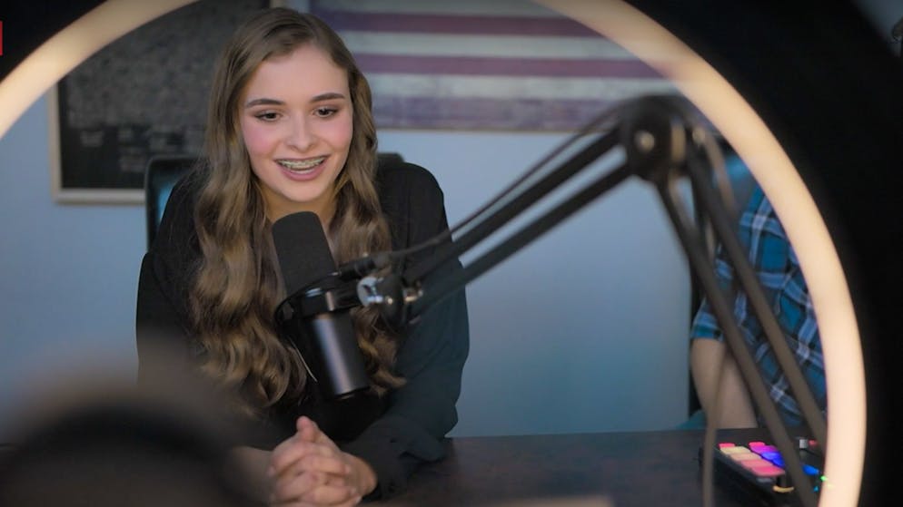 Hannah Faulkner ist ein Gesicht der ultrakonservativen Bewegung «Turning Point USA»: Die 16-Jährige träumt von einem Leben als Hausfrau. Vorher macht sie aber noch Karriere als Podcasterin.