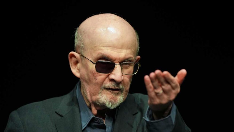 Der weltbekannte Autor Salman Rushdie (78) berichtete in einem Interview von den gesundheitlichen Auswirkungen des Angriffs auf ihn. (Archivbild)