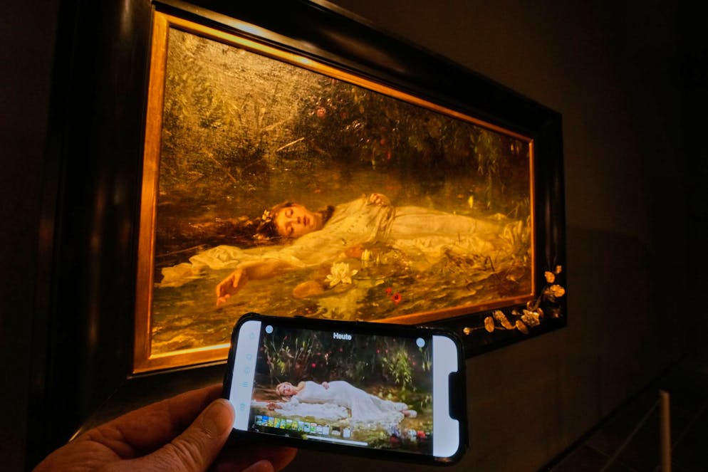 Taylor Swifts Musikvideo «Fate of Ophelia» im Vordergrund, das Gemälde im Hessner Museum in Hintergrund.