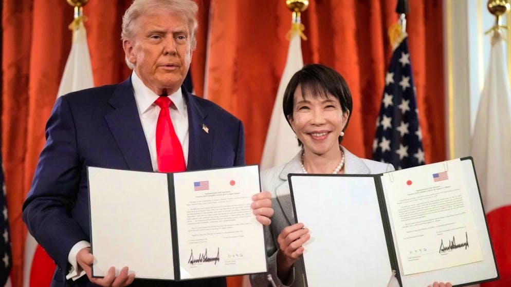 President Donald Trump, left, and Japan's Prime Minister Sanae Takaichi pose with their documents during a signing ceremony at Akasaka Palace in Tokyo, Japan, Tuesday, Oct. 28, 2025. (AP Photo/Mark Schiefelbein) Photo: Mark Schiefelbein/AP/dpa