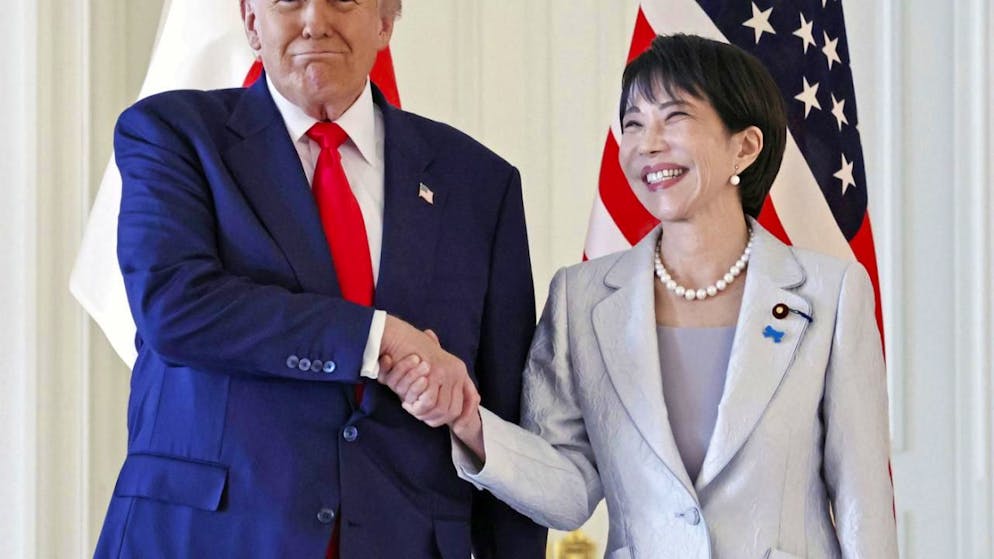 Il presidente americano Donald Trump assieme alla premier giapponese Sanae Takaichi