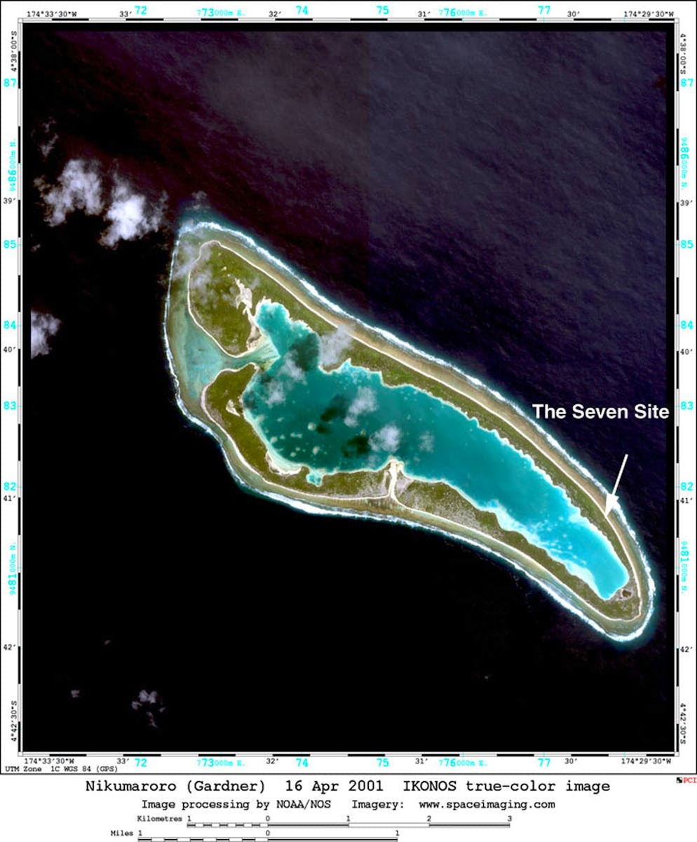 Neue Spuren sollen zum Wrack von Abenteurerin Amelia Earhart führen. Die plausiblere Theorie besagt, dass Amelia Earhart und ihr Funker nach einer Notwasserung nahe einer abgelegenen Insel strandeten. Die Luftaufnahme zeigt das Nikumaroro-Atoll im Südpazifik – genauer den sogenannten Seven Site, wo Forschende immer wieder Funde machten, die darauf hindeuten könnten, dass die Flugpionierin dort als Schiffbrüchige ums Leben kam.