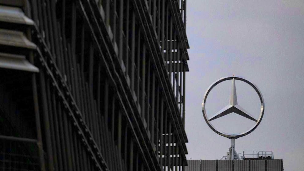 Between January and September, Mercedes' consolidated profit fell by 50.3 percent to 3.87 billion euros. (archive picture)