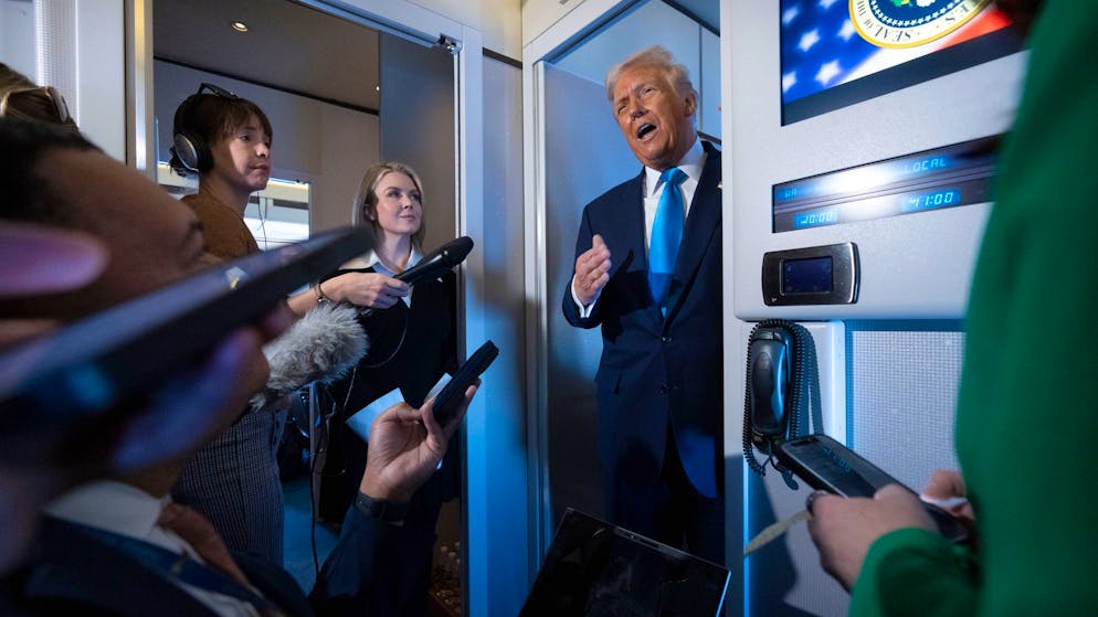 US-Präsident Donald Trump im Gespräch mit Journalisten an Bord der Air Force One  zwischen Japan und Südkorea. (29. Oktober 2025)