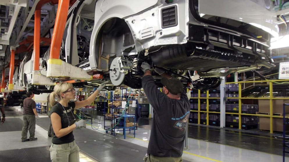 Ohne Computerchips drohen die Bänder bald stillzustehen. (Archivbild)