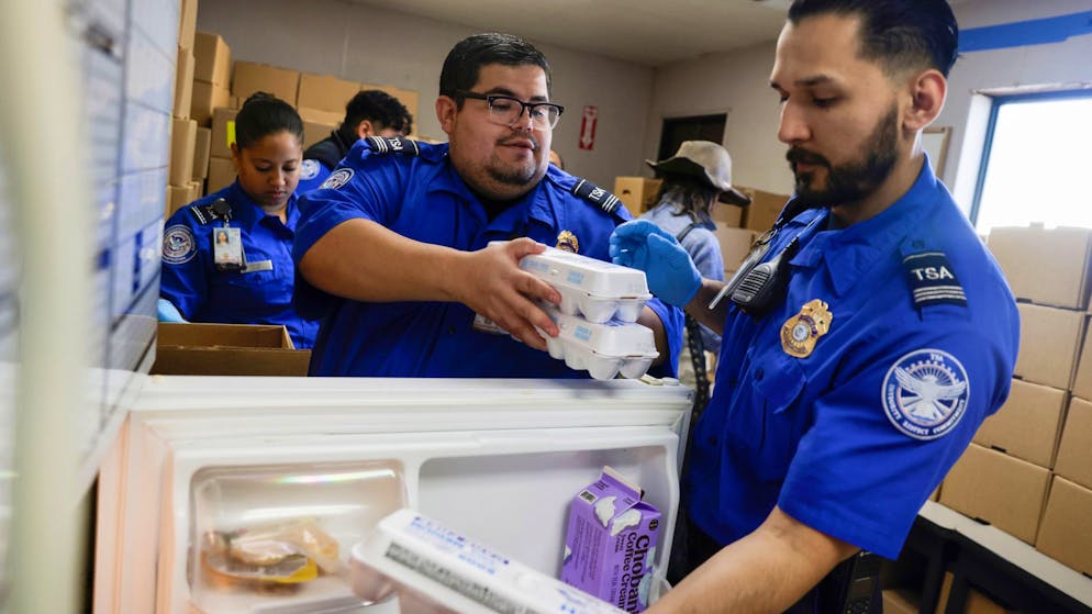 Vom Shutdown betroffene Mitarbeitende der US-Verkehrssicherheitsbehörde TSA am Flughafen in Oakland (Kalifornien) mit Eiern, die eine Gassenküche geliefert hat.