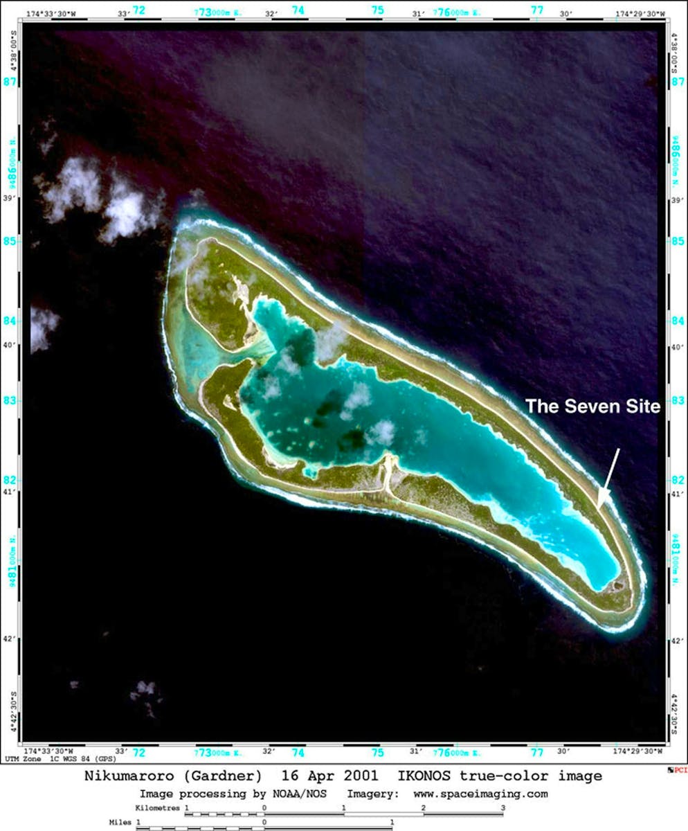 Amelia Earhart in immagini. La teoria più plausibile è che Amelia Earhart e il suo operatore radio siano rimasti bloccati vicino a un'isola remota dopo un ammaraggio. La fotografia aerea mostra l'atollo di Nikumaroro, nel Pacifico meridionale, e più precisamente il cosiddetto Seven Site, dove i ricercatori hanno ripetutamente fatto scoperte che potrebbero indicare che la pioniera dell'aviazione sia morta lì come naufraga.