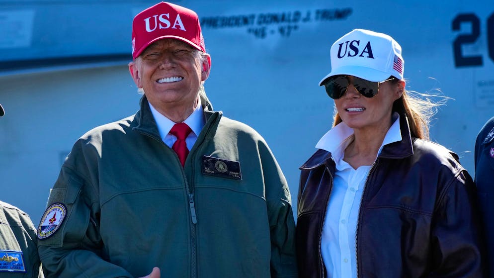 US-Präsident Donald Trump und First Lady Melania Trump bei der Militärshow auf dem Kriegsschiff USS George H.W. Bush. (5. Oktober 2025)