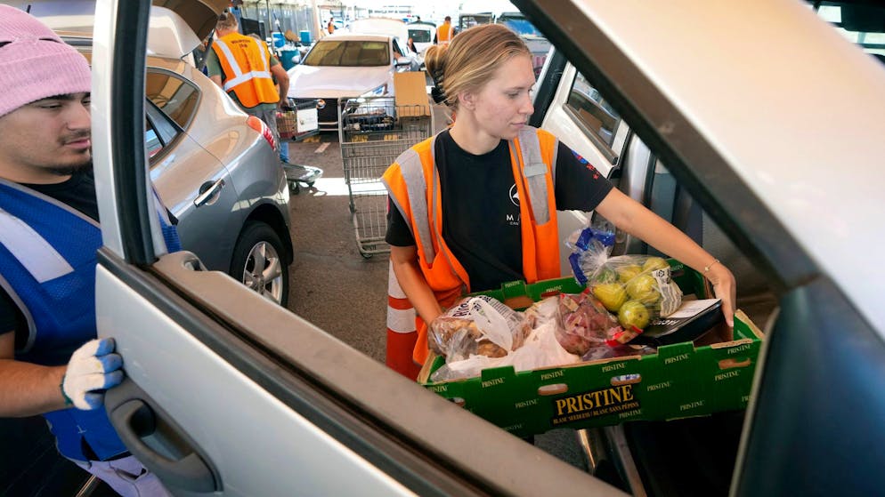 Freiwillige einer Gassenküche in Phoenix (Arizona) laden Lebensmittel in Autos von Menschen, die vom Shutdown betroffen sind. (28. Oktober 2025)