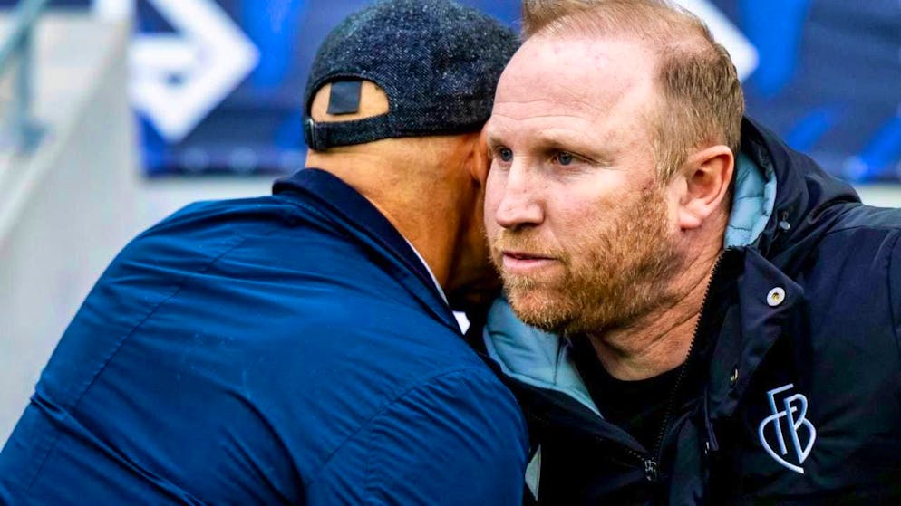 Ludovic Magnin congratulates Peter Zeidler on the clear victory.