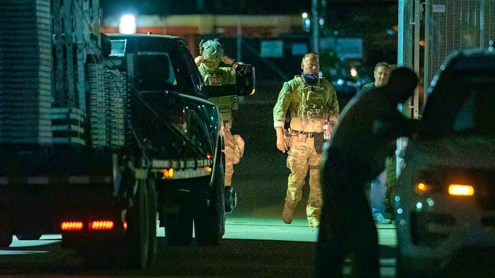 MIgration police officers in Chicago. Many videos promoting the need for operations like this have turned out to be fakes. (archive image)