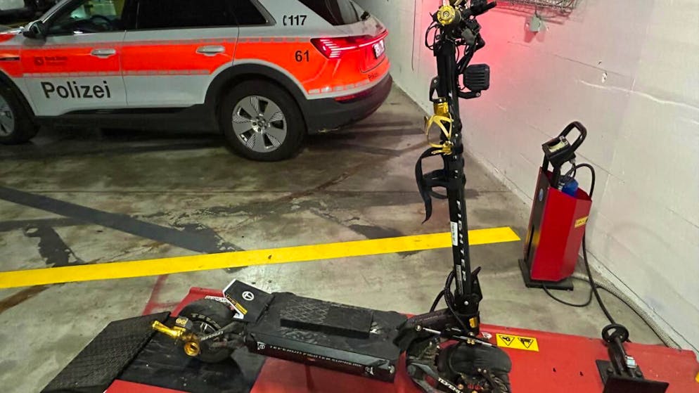 Die Geschwindigkeitsmessung auf der Polizeiwache ergab, dass das beschlagnahmte E-Trottinett bis zu 110 km/h fahren kann.