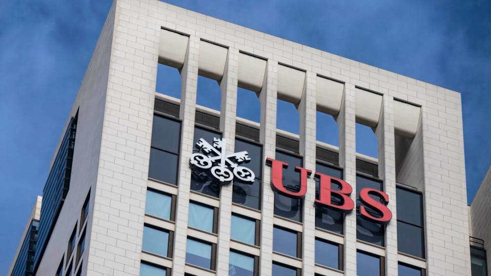 UBS a enregistré un bénéfice net de 2,5 milliards de dollars au troisième trimestre, en hausse de 74% sur un an, grâce à l'activité dynamique dans le coeur de métier et à la dissolution de provisions pour risques juridiques.