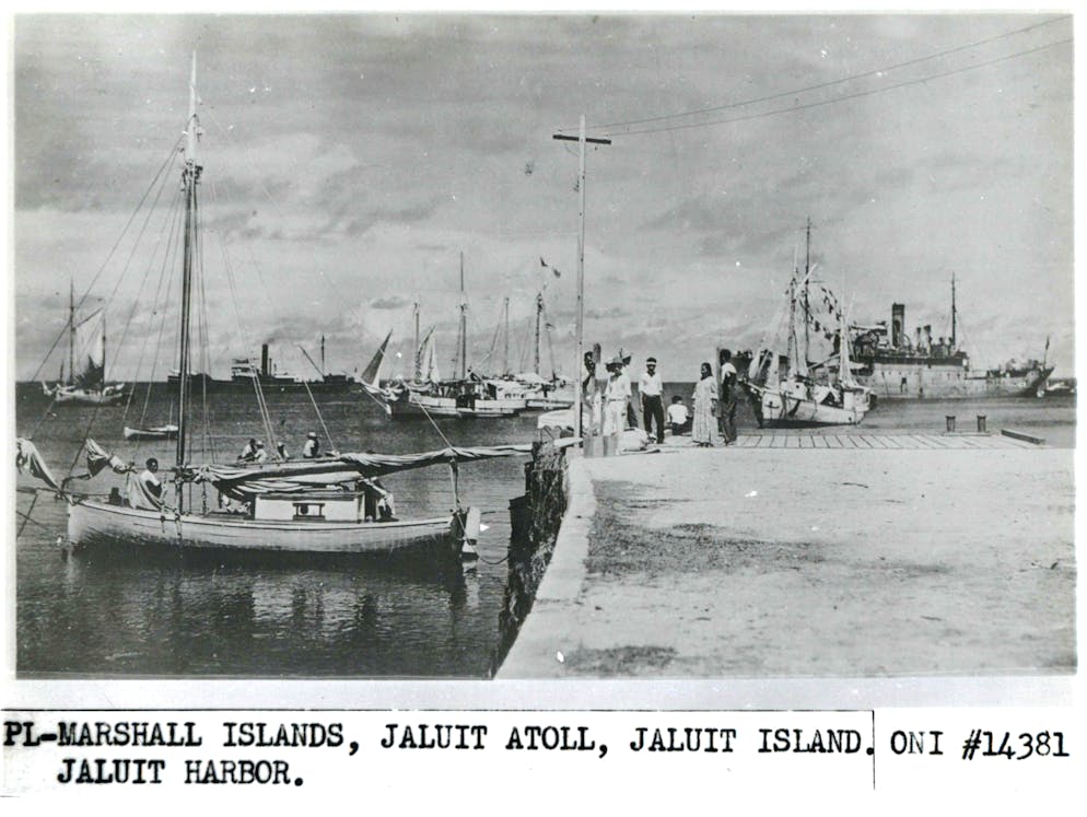 Neue Spuren sollen zum Wrack von Abenteurerin Amelia Earhart führen. Undatiertes Foto der US National Archives, aufgenommen auf den Marshallinseln: Es zeigt Personen am Hafen, von denen einige glauben, es könnten Amelia Earhart und ihr Navigator Fred Noonan sein. Das Bild befeuerte die Theorie, dass die Fliegerin nach ihrem Verschwinden 1937 von japanischen Truppen gefangen genommen worden sein könnte.
