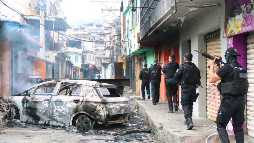 Spezialeinsatzkommandos der Kriminal- und Militärpolizei rücken bei einem Einsatz gegen das Verbrechersyndikat Comando Vermelho (Rotes Kommando) in die Favela Alemão und das Viertel Penha ein. Foto: Jose Lucena/TheNEWS2 via ZUMA Press Wire/dpa
