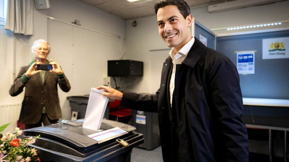 Il 38enne Rob Jetten, leader dei Democratici 66, ha votato in un seggio all'Aja.
