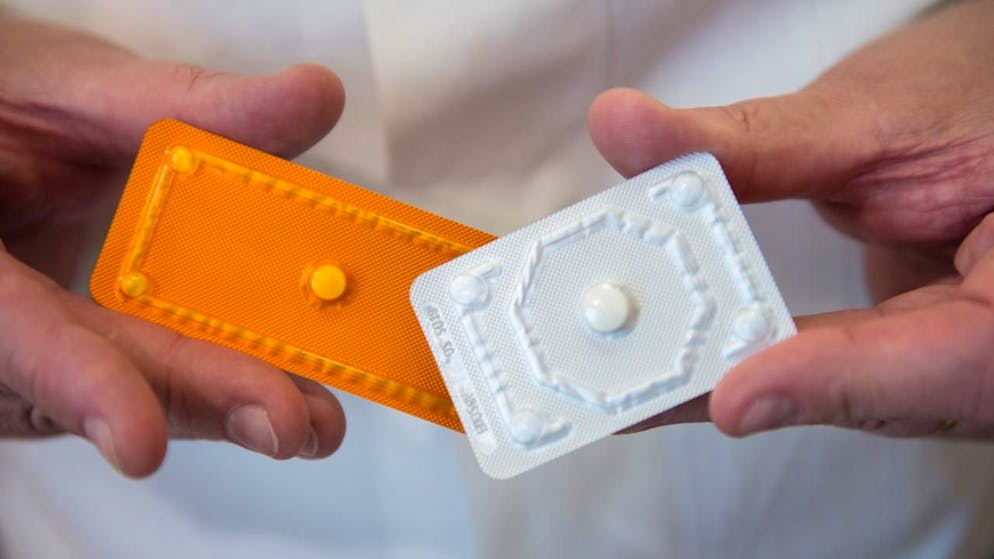 ARCHIV - ARCHIV - Ein Apotheker hält die Präparate PiDaNa (l) und ellaOne der Firma HRA Pharma am 29.04.2015 in Hamburg in der Hand. Foto: Daniel Reinhardt/dpa